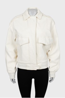 Біла шкіряна куртка з накладними кишенями
