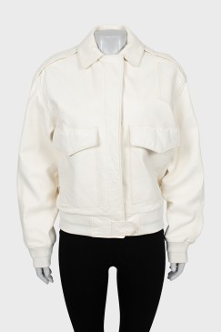 Белая кожаная куртка с накладными карманами