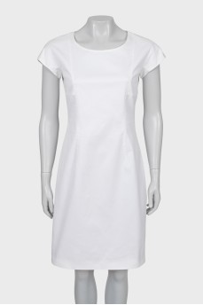 Белое платье с коротким рукавом