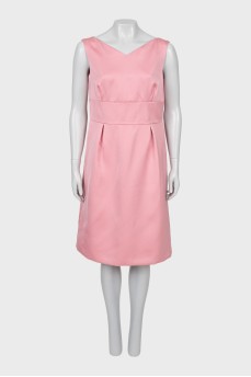 Приталенное платье розового цвета