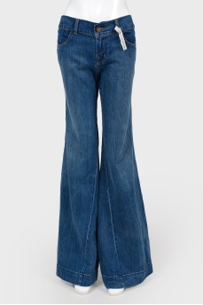 Синие джинсы-клеш