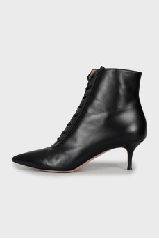 Кожаные ботильоны kitten heel