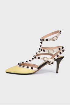 Туфлі Rockstud жовтого кольору