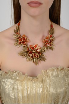 Золотистое ожерелье в виде цветов с янтарными камнями с биркой