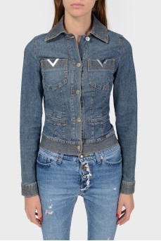 Приталена джинсова куртка з декоративним рядком