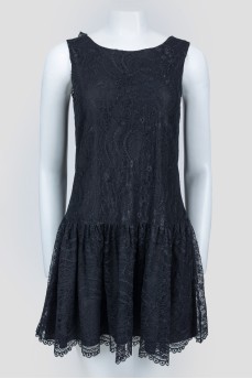 Черное кружевное платье без рукавов