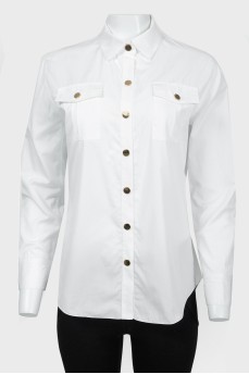 Белая рубашка на золотистых кнопках