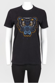 Черная футболка с вышивкой тигра