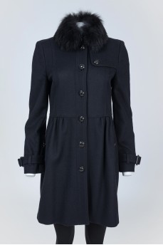 Чорне пальто з хутряним коміром