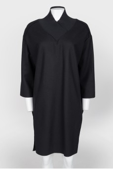 Черное шерстяное платье со сплошным карманом
