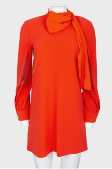 Оранжевое платье с декоративным элементом