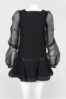 Черное платье с прозрачными рукавами на молнии