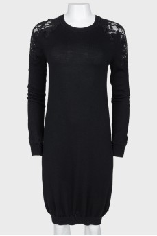 Чорне плаття з мереживом на рукавах