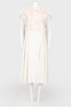 Молочное платье с кожаными деталями розового цвета