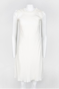 Белое платье с вставками тканевых цветов