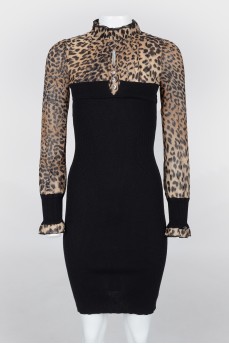 Черное платье по фигуре с леопардовым принтом на рукавах