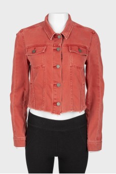 Червона джинсова куртка на ґудзиках