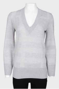Пуловер серый с V-вырезом