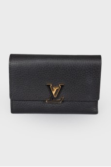 Чорний шкіряний гаманець з металевим лого бренду