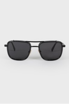 Солнцезащитные очки с черной тонировкой