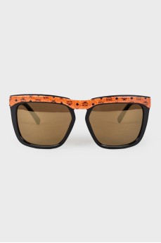 Сонцезахисні окуляри з лого бренду спереду