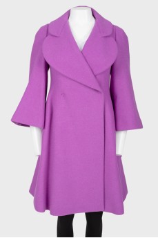Фиолетовое пальто приталенного силуэта