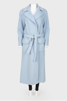 Голубое пальто с аппликацией на спинке