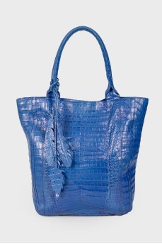 Синя сумка з аксесуаром у вигляді пір’я