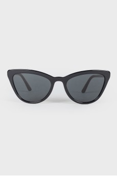 Солнцезащитные очки черного цвета