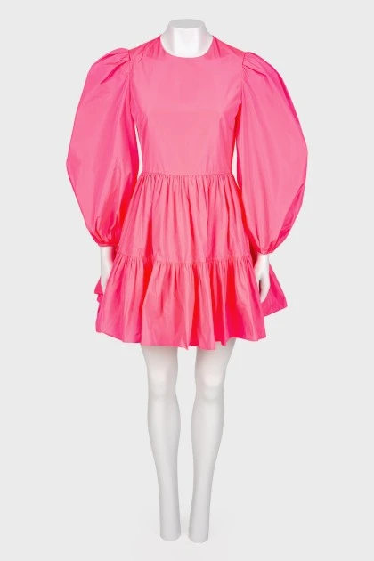 Ярко-розовое платье с оборками