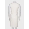 Біла сукня приталеного силуету