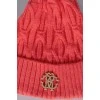Ярко-розовая шапка с логотипом бренда