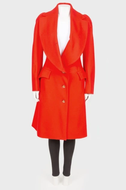 Красное пальто приталенного силуэта