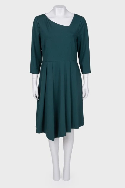 Темно-зеленое платье с асимметричным вырезом