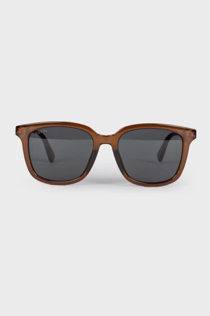 Солнцезащитные очки в коричневой оправе с биркой