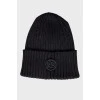 Чорний капелюх з логотипом бренду