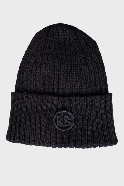 Чорний капелюх з логотипом бренду