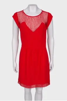 Красное платье с кружевом