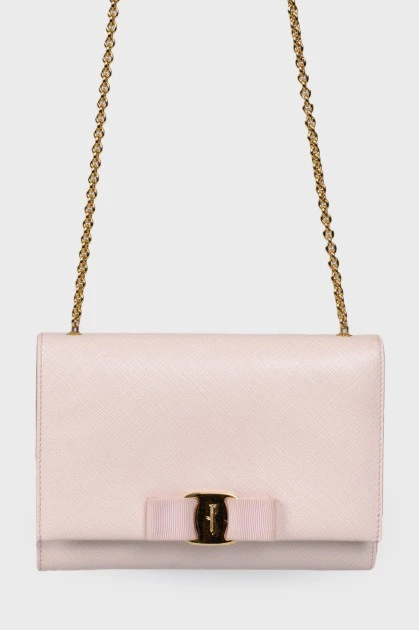 Шкіряна рожева сумочка на ланцюжку