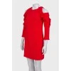 Красное платье с оборками на рукавах