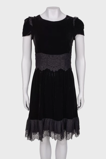 Чёрное велюровое платье с кружевом