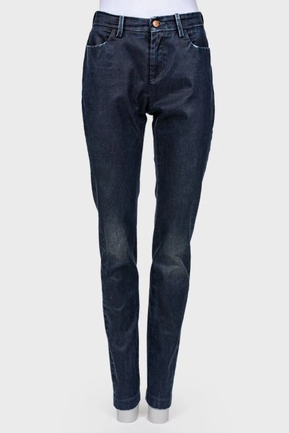 Темно-синие джинсы средней посадки