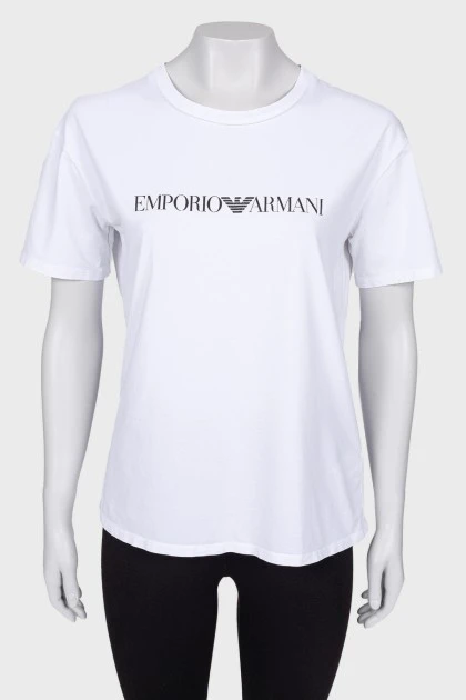 Белая футболка с лого бренда