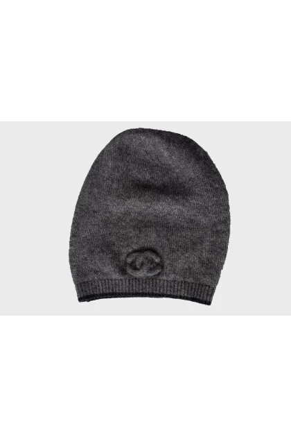 Кашемировая шапка с вышитым лого бренда
