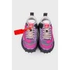 Фиолетовые кроссовки на массивной подошве с биркой