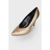 Золотистые туфли Creased Heel Pump 85