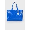 Лаковая синяя сумка с металлическим брелоком