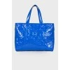 Лаковая синяя сумка с металлическим брелоком