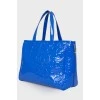 Лакова синя сумка з металевим брелоком