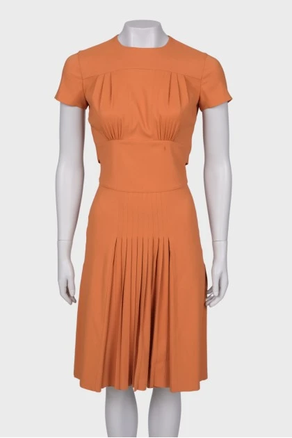 Оранжевое платье с плиссировкой